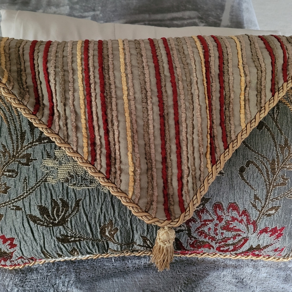 Pillow - Picture 2 of 4